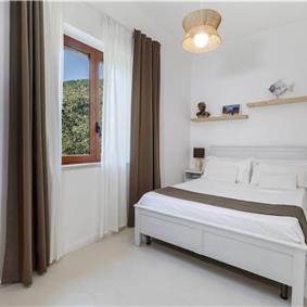 4 bedroom with pool and panoramic sea views near Serrento, sleeps 10